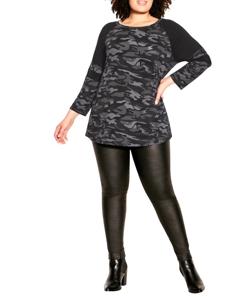 Front of a model wearing a size 16 TOP SPLICE SLV PRT in Black Camo Black by avenue. | dia_product_style_image_id:322830